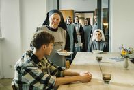 Tatort – Von links: Sandro (Samuel Benito) bekommt von Schwester Julia (Christiane Blumhoff) das Abendessen gebracht, während Schwester Jacoba (Petra Hartung), Schwester Klara (Constanze Becker), Schwester Barbara (Corinna Harfouch), Schwester Angela (Ulrike Willenbacher) dies aus der Klosterküche beobachten sitzt Schwester Antonia (Maresi Riegner) mit am Tisch.