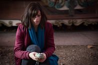 Profiling Paris – Ein Junge wird auf einem Rummelplatz direkt vor Adèles (Juliette Roudet) Augen entführt