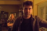 Loudermilk – Claire Wilkes (Anja Savcic, l.); Sam Loudermilk (Ron Livingston, r.)
