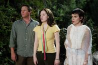 Charmed - Zauberhafte Hexen – Phoebe (Alyssa Milano, r.) und Paige (Rose McGowan, M.) rufen Leo (Brian Krause, l.) zu Hilfe, um Piper aus den Fänger des Spinnendämon zu befreien ...