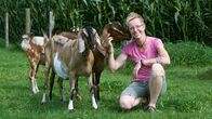 Land und lecker – Gastgeberin Rita Meermeyer vom Wantüns Hof in Lichtenau-Atteln mit Anglo-Nubier-Ziegen.; WDR Fernsehen LAND UND LECKER, "Selbstgemachtes aus dem Altenautal" Uhr. Gastgeberin Rita Meermeyer vom Wantüns Hof in Lichtenau-Atteln mit Anglo-Nubier-Ziegen.