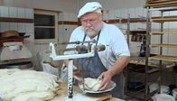 Handwerkskunst! – Altbewährt: Mit einer "römischen" Schnellwaage portioniert Bäckermeister Günther Weber die einzelnen Laibe seines Bauernbrotes.