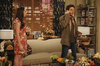 How I Met Your Mother – Während Ted (Josh Radnor, r.) bei Tiffany am Haken hängt, muss er sich eingestehen, dass auch er jemanden am Haken hat: Henrietta (Catherine Reitman, l.), die sich eine Zukunft mit ihm erhofft und von ihm nur hingehalten wird ...