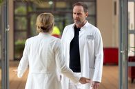 In aller Freundschaft – ARD/MDR IN ALLER FREUNDSCHAFT FOLGE 1063, "Außer Atem" Uhr im ERSTEN. Dr. Kai Hoffmann (Julian Weigend) ist sauer, dass seine Ex-Partnerin Maria sich nicht an ihre Absprachen hält. Ständig kommt ihr etwas Wichtigeres dazwischen und Kai muss einspringen. Dr. Ina Schulte (Isabell Gerschke) wirbt um Verständnis für Maria: Sie ist Mutter, Ärztin, Klinikleiterin ... Aber genau das ist Kais Problem. Maria ist akut überlastet.