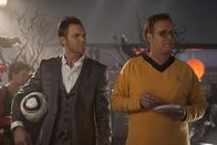 Community – Nehmen an der Halloween-Party teil: Jeff (Joel McHale, l.) und Pierce (Chevy Chase, r.) ...