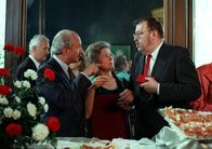Kaisermühlen Blues – (v.li.): Peter Uray (Bezirksvorsteher), Helma Gautier (Vima Gneisser), Götz Kauffmann (Rudi Gneisser).