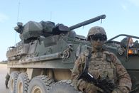 Geniale Technik – Der Stryker ist ein achträdriger Radschützenpanzer der U.S. Army, der Platz für acht Menschen bietet und über 100 km/h schnell fahren kann.; Die Doku zeigt, wie flexibel die Panzer sind und welche technischen Raffinessen das Gefährt ausmachen.