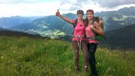 alpha-expedition: Wunderschön! – Moderatorin Tamina Kallert (r) mit Wanderführerin Daniela Schwendiger auf dem Weg zum berühmten Gottesackerplateau.