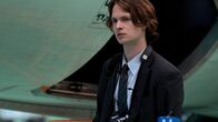 Tokyo Vice – Razzia am Flughafen: Jake (Ansel Elgort) hofft auf eine Story.
