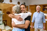Sturm der Liebe – Dexter Torrence (Andreas Beckett, M.) taucht Ã¼berraschend bei Alfons (Sepp Schauer, r.) und Hildegard (Antje Hagen, l.) auf. Der Hollywoodstar Dexter Torrence, gespielt von Andreas Beckett, kommt zurÃ¼ck an den â€žFÃ¼rstenhofâ€œ. Seine langjÃ¤hrigen Freunde Alfons und Hildegard freuen sich sehr Ã¼ber den Besuch und auch Gerry ist voller Vorfreude, sein groÃŸes Idol einmal persÃ¶nlich kennenzulernen.
