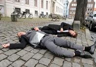 Rote Rosen – ARD ROTE ROSEN FOLGE 1149 Uhr im ERSTEN. Als Philipp (Thorsten Nindel, v.) Falk (Guido Broscheit, h.) an einen sicheren Ort bringen will, wird auf die beiden geschossen.