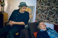 In Bed With Michel Gondry – Michel Gondry (re.) bei Regisseur Alain Chabat (li.), der gleichzeitig die Rolle seines Psychoanalytikers einnimmt