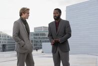 Tenet – Der wissenschaftlich versierte Neil (Robert Pattinson, l.) wird dem namenlosen Agenten (John David Washington, r.) als Einsatzpartner zur Seite gestellt.