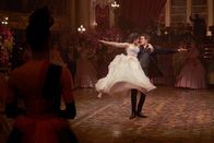 Cinderella – Cinderella (Camila Cabello) und Prince Robert (Nicholas Galitzine)