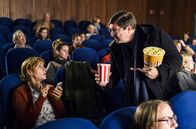 Der Nesthocker – Armin (Francis Fulton-Smith) lernt Tina (Carin C. Tietze) im Kino kennen.