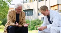 Freitag im Ersten: Trapps Sommer – Trapp (Günther Maria Halmer, li.) ermutigt Sebastian (Pit Bukowski, re.), Sofia seine Gefühle zu gestehen.