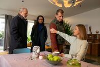 Der Alte – Seit dem Tod ihres Mannes erhält Klara Jürgens (Alma Leiberg, r.) viel Unterstützung von ihrem Schwiegervater Norbert (Joachim Nimtz, 2.v.r.), der, wie Richard Voss (Jan-Gregor Kremp, l.) und Annabell Lorenz (Stephanie Stumph, 2.v.l.) feststellen müssen, nicht gut auf das Mordopfer zu sprechen ist.