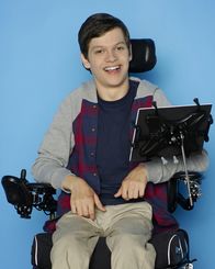 Speechless – (1. Staffel) - Durch seine Entwicklungsstörung hat es JJ (Micah Fowler) im Leben nicht leicht - doch seine Mutter kämpft aufopferungsvoll für ihn ...