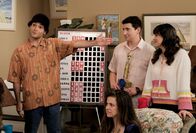 The Goldbergs – (v.l.n.r., stehend) Barry Goldman (Troy Gentile); Geoff Schwartz (Sam Lerner); Erica Goldberg (Hayley Orrantia); Valley Erica (Alison Rich, sitzend)