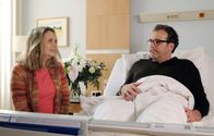 In aller Freundschaft – Annegret Michaels (Susanne Michel) hat sich im Zimmer geirrt und sitzt plötzlich bei André Roth (Joachim Raaf) am Bett und erzählt ihm ihr gesundheitliches Problem. André imponiert wie geradeheraus und komplett ohne Schamgefühl Annegret ist.