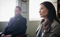 Elementary – Holmes (Jonny Lee Miller, r.) wird der Mord an einer Frau vorgeworfen, die zu der Zeit ermordet wurde, als er noch seine Drogenprobleme hatte. Wird Watson (Lucy Liu, l.) ihm dabei helfen, seine Unschuld zu beweisen?