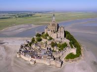 Wunderwerke der Weltgeschichte – Der Klosterberg Mont-Saint-Michel in der französischen Normandie wird auch La Merveille, "das Wunder", genannt.