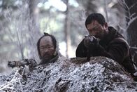 The Tiger - Legende einer Jagd – Chil-goo (Kim Sang-ho, links) und Chun Man-duks Sohn Seok (Sung Yoo-bin, rechts).