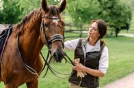 Reiterhof Wildenstein – Loretta (Susu Padotzke) führt etwas im Schilde gegen Rike.