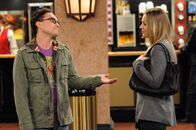 The Big Bang Theory – Versuchen, Zeit miteinander zu verbringen: Leonard (Johnny Galecki, l.) und Penny (Kaley Cuoco, r.) ...
