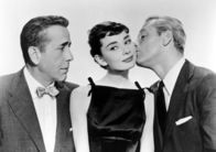 Sabrina – Zwischen zwei Männern: Sabrina (Audrey Hepburn) scheint es zu gefallen, dass Junggeselle Linus (Humphrey Bogart) skeptisch ihre Beziehung zu seinem Bruder und Playboy David (William Holden) betrachtet.