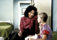 Ein Engel auf Erden – Die Heimmutter, Mrs. Santana (Karmin Murcelo, l.), hat für Sarah (Kelley Parker, r.) Adoptiveltern gefunden.