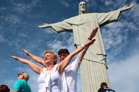 Verrückt nach Meer – Kapitänsgattin Waltraud und Kapitän Morten Hansen posieren vor der Christusstatue in Rio de Janeiro, Brasilien. Weiteres Bildmaterial finden sie unter www.br-foto.de.