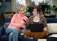 Last Man Standing – Mandy Baxter (Molly McCook, l.); Kristin Baxter (Amanda Fuller, r.)