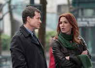 Unforgettable – Carrie Wells (Poppy Montgomery, r.) hat Hyperthymesia, ein seltenes Syndrom, das ihr die Fähigkeit gibt, sich visuell an alles zu erinnern. Als ein Mord passiert, bei dem ihre ehemaliger Freund und Partner Detective Al Burns (Dylan Walsh, l.) ermittelt, bittet er sie um Hilfe ...