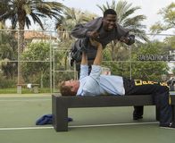 Der Knastcoach – Während Darnell (Kevin Hart, oben) James (Will Ferrell, unten) heftig rannimmt, entsteht zwischen den ungleichen Männern eine Freundschaft und der Wille, die wahren Betrüger zu finden ...