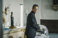 Tatort – Monsignore Martini (Ruby Ruggiero) vom Vatikan bei Untersuchungen.