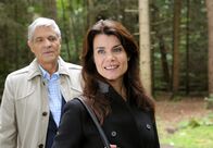 Sturm der Liebe – ARD STURM DER LIEBE FOLGE 1882 Uhr im ERSTEN. Barbara (Nicola Tiggeler, r.) macht Friedrich (Dietrich Adam, l.) klar, dass sie ihn in der Hand hat.