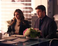 Castle – Castle (Nathan Fillion,r.) und Beckett (Stana Katic, l.) unterhalten sich mit einer plastischen Chirurgin, deren Patientin ermordet aufgefunden wurde ...