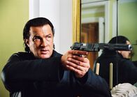 The Foreigner - Der Fremde – Agent Jonathan Cold (Steven Seagal, oben) soll ein Pächcken von Frankreich nach Deutschland liefern.