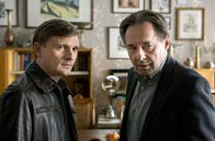 Weissensee – Martin (Florian Lukas, l.) will von seinem Vater Hans (Uwe Kockisch, r.) wissen, wie es zu dem Mord an Liebermann kam.