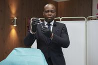 Body Fixers - Die Beauty Profis – (1. Staffel) - Schönheitschirurg Dr. Esho springt ein, wenn die Dinge den einen Schritt zu weit gegangen sind und die herkömmliche Kosmetik nicht mehr hilft ...