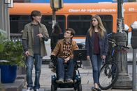 Speechless – (v.l.n.r.) Aaron (Christian Lees); JJ DiMeo (Micah Fowler); Dylan DiMeo (Kyla Kenedy)