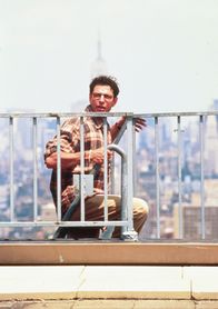 Independence Day – Während die Menschenheit die Ankunft der Außerirdischen feiert, entschlüsselt David (Jeff Goldblum) den Funkcode der Raumschiffe: die Koordination zur Attacke!