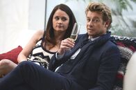 The Mentalist – In der Galerie von John und Sylvia Hennigan ist auf äußerst brutale Weise eingebrochen worden. Jane (Simon Baker, r.) und Lisbon (Robin Tunney, l.) müssen für ihre Ermittlungen in der internationalen Kunstszene recherchieren, was durchaus mit Annehmlichkeiten verbunden ist ...