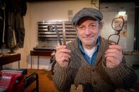 alpha-thema: Unsere Augen: freizeit – Eine Brille - made in Bayern. Der Schmidt Max baut sich mit Fräse, Feile und ein wenig Frittierfett seine individuelle Sehhilfe. Weiteres Bildmaterial finden Sie unter www.br-foto.de.