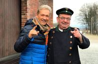 Mit Volldampf und Musik – Olaf Berger und Alfred Simm auf dem Bahnhof Bertsdorf (v.l.)