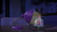 Unser Sandmännchen – Die kleine Lampe schmiedet mit dem Zuckerdöschen einen Plan.