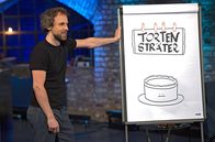 Sträter – Torsten Sträter freut sich darauf, auch in dieser Ausgabe Dinge und Gegebenheiten vorzuführen, die ihm am Herzen liegen und „jedweden Unfug machen zu dürfen“. Er präsentiert einen neuen Film aus der Reihe „Sträter sucht heim“ und regt sich über doofe Redewendungen auf. Der Rest der Sendung besteht laut Sträter aus „Schwurbel-Gesummse, Geschichten und Zeug.“ – Zu Gast: Kabarettist und Entertainer Tino Bomelino.