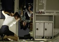Flight – On the left: Um einen Horrorcrash zu vermeiden, hat Whip das abstürzende Flugzeug gedreht und an Bord herrscht nackte Panik. Flugbegleiterin Katerina (Nadine Velazquez) ist verzweifelt