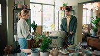Everyone But Us – Bei ihrer Arbeit im Einrichtungsgeschäft trifft Hilma (Alba August) auf ihren Ex-Freund Viktor (Adam Lundgren) mitsamt Baby.